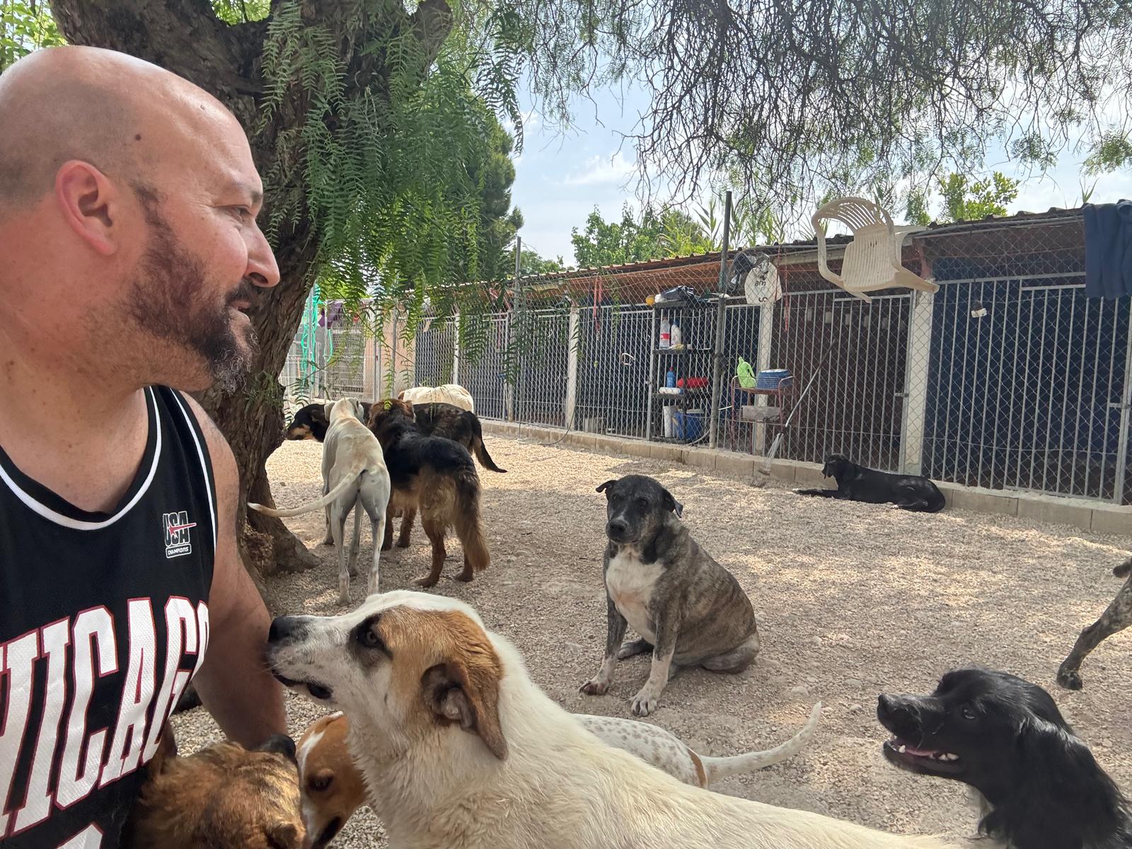 Andrés con sus perros rescatados